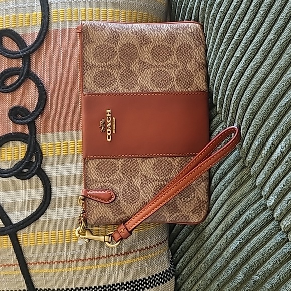 COACH Small Wristlet in Colorblock Signature Canvas *New - Picture 1 of 3